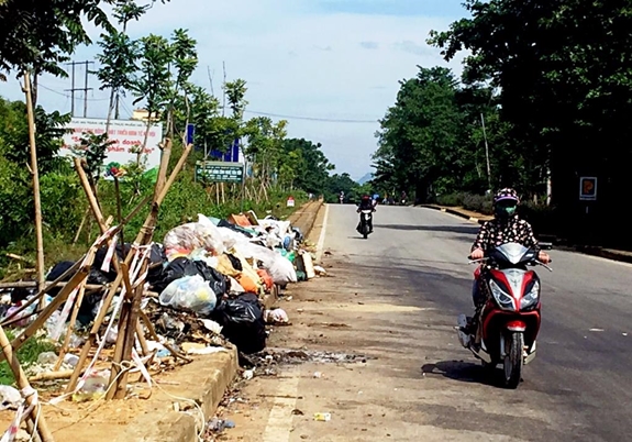 Rác thải tập kết bên đường trục chính chạy qua thị trấn Hương Khê (huyện Hương Khê, tỉnh Hà Tĩnh).